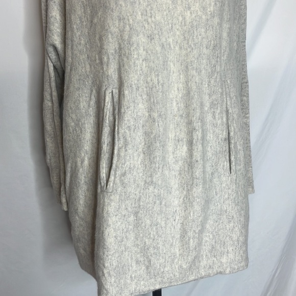 Garnet Hill Cashmere  Wool Oversized Kangaroo Pocket Turtleneck Sweater - Picture 5 of 10